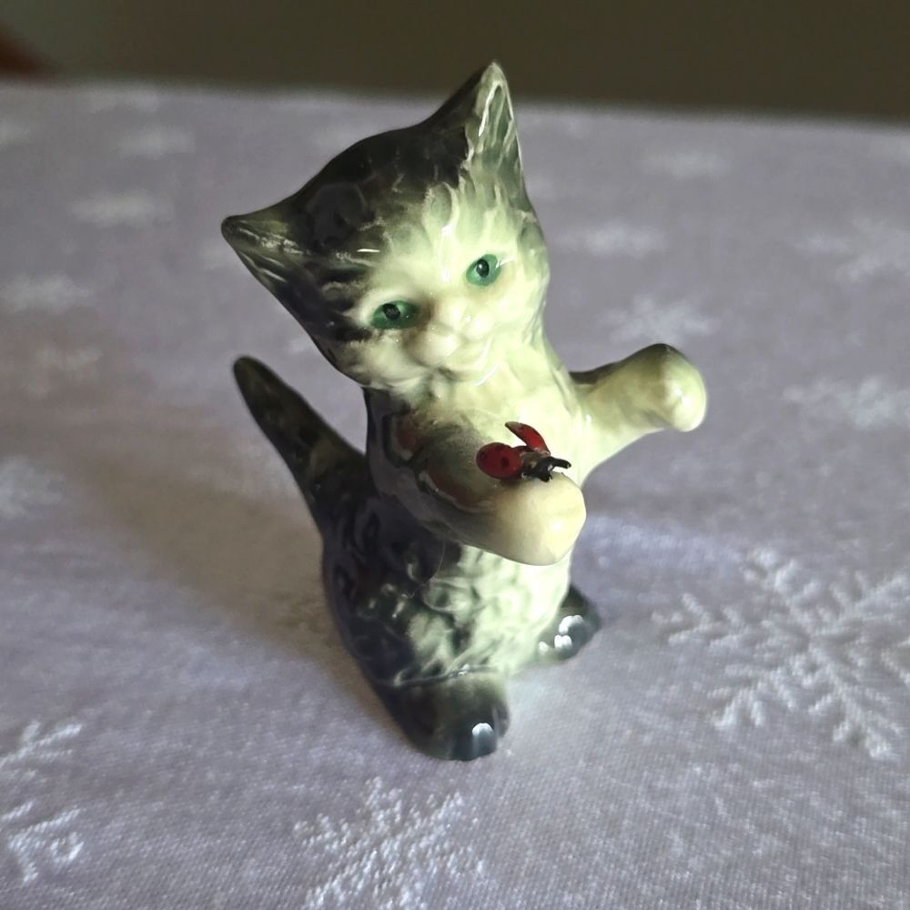 Vintage‎ Goebel Gray Kitten Green Eyes Lady Bug on paw 2 1/2 in tall